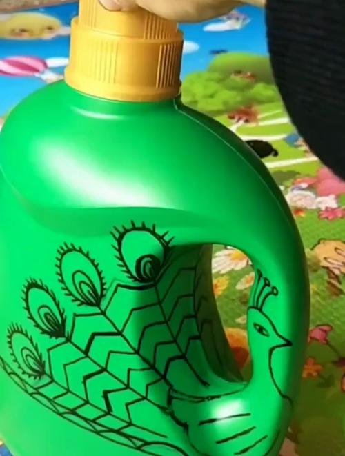 接上个视频.洗衣液瓶做孔雀花盆图案,喜欢的可以点赞收藏