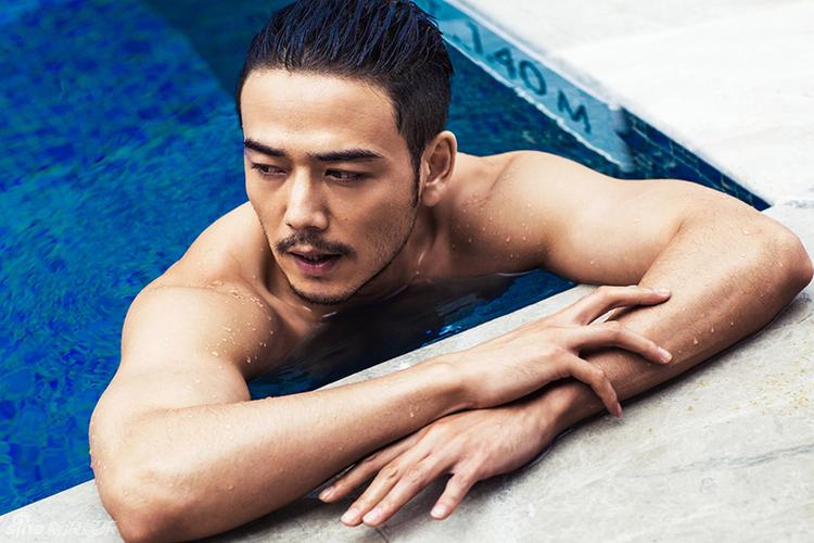 新浪娱乐讯 演员杨烁于日前曝光了一组泳池半裸写真,大秀腹肌与人鱼线