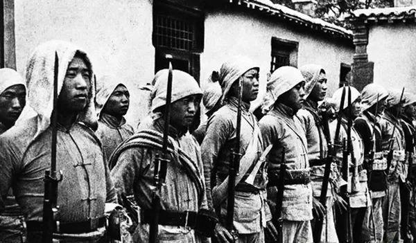 1933年3月,国民党二十九军官兵用大刀在长城喜峰口,罗文峪与日军进行