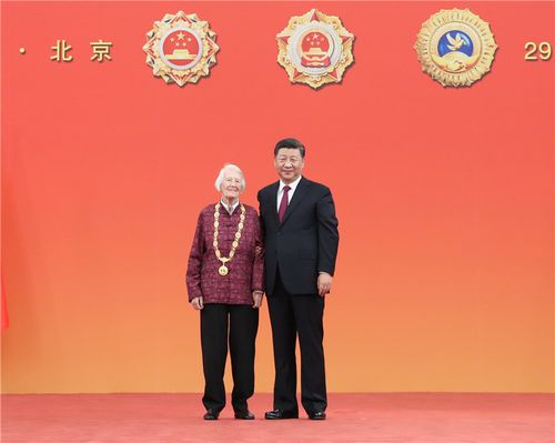 中共中央总书记,国家主席,中央军委主席习近平向"友谊勋章"获得者伊莎
