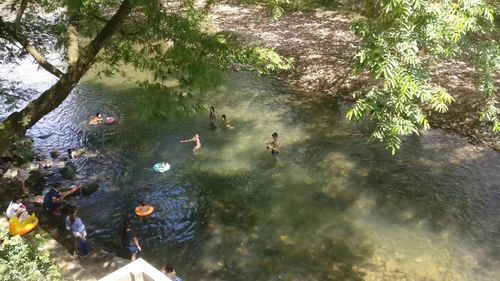 烧烤过后小朋友们在村前的小河里游泳戏水