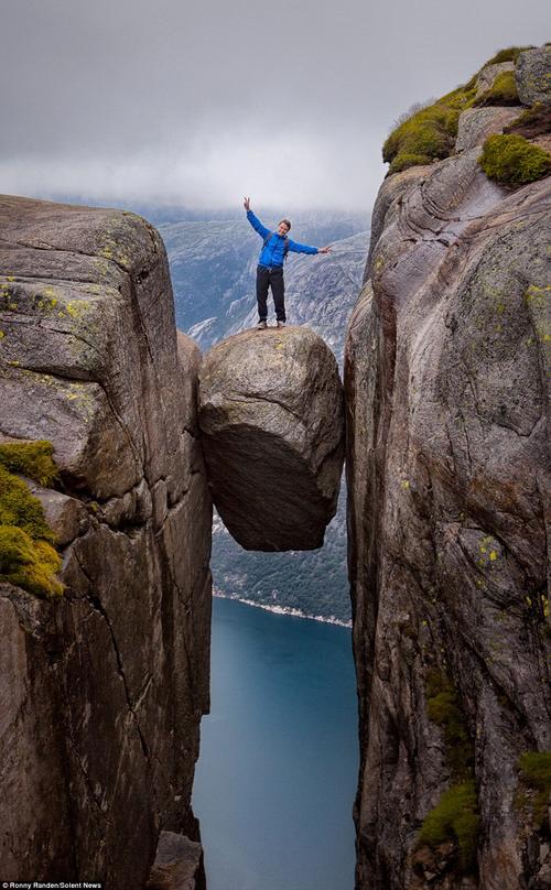 hiking heaven cliffs in norway – part-ii: kjeragbolten boulder