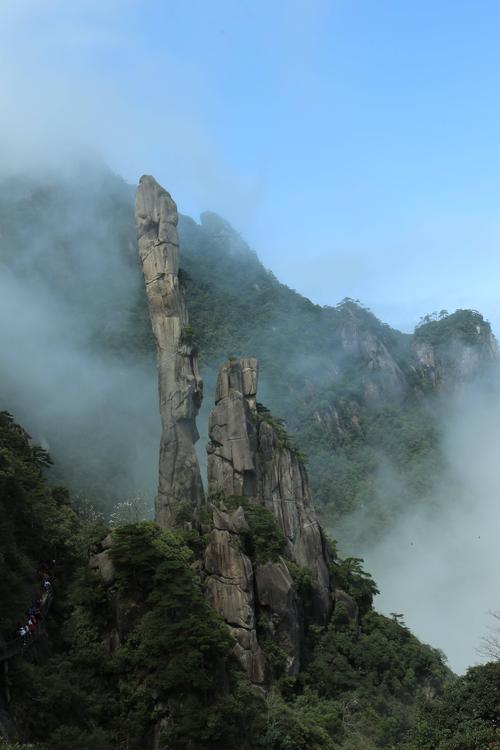 位于江西省上饶市玉山县与德兴市交界处的三青山,云雾缭绕在奇峰怪石