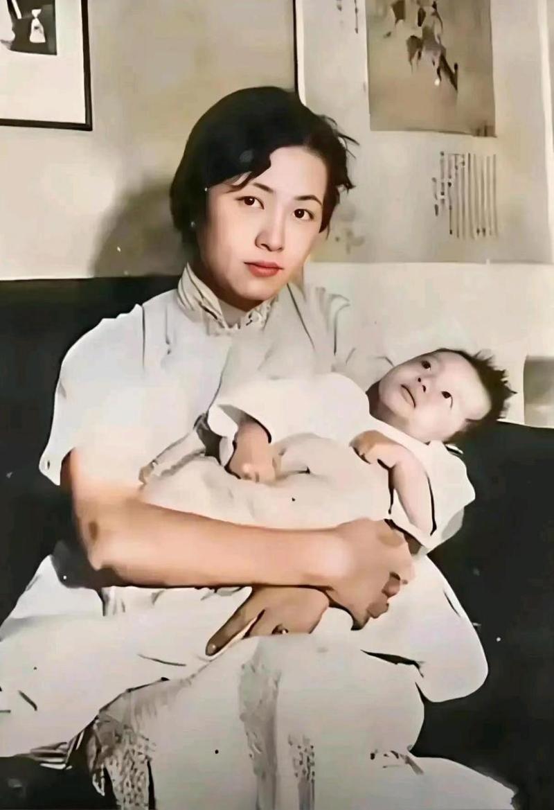 这是1932年,林徽因和儿子梁从诫一张罕见的"亲子照",当时的她刚刚生完