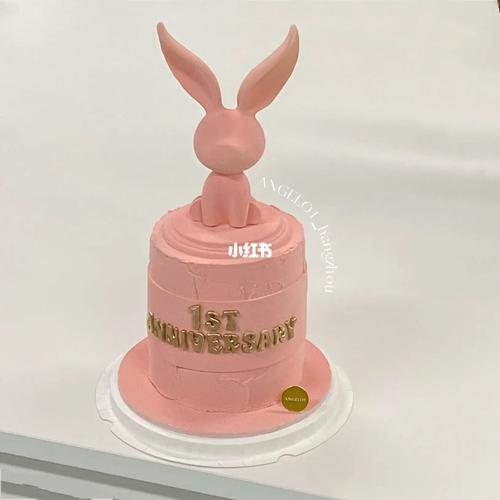 深粉色巧克力兔兔周年蛋糕