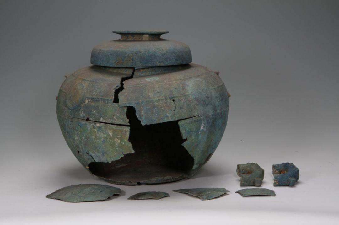 秦朝至两汉,以及唐宋时期的青铜器文物进行保护修复处理