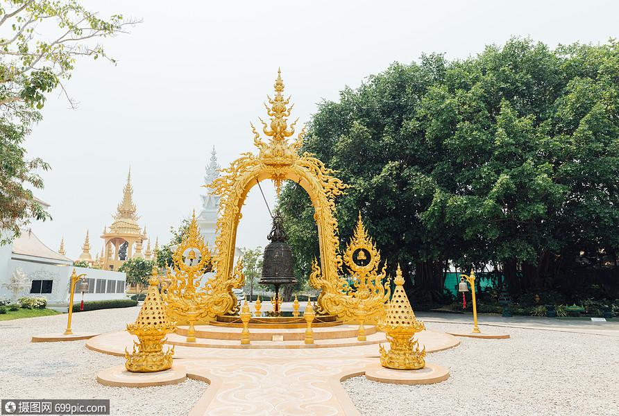 泰国金色建筑大钟