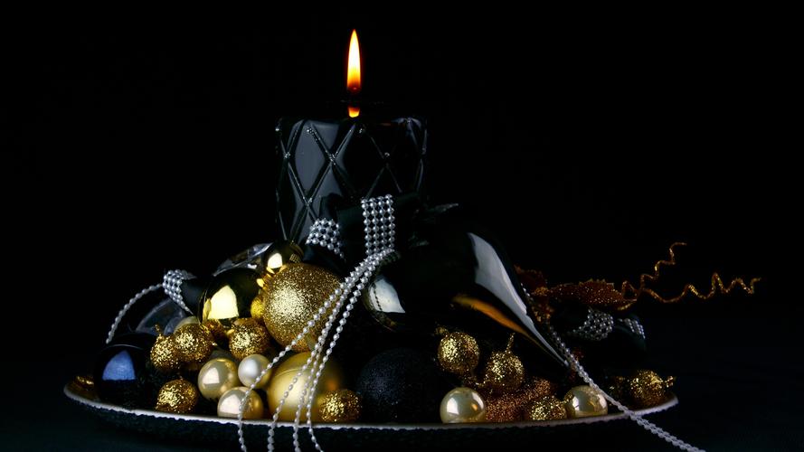 壁纸 圣诞球,蜡烛,火焰,黑色的背景