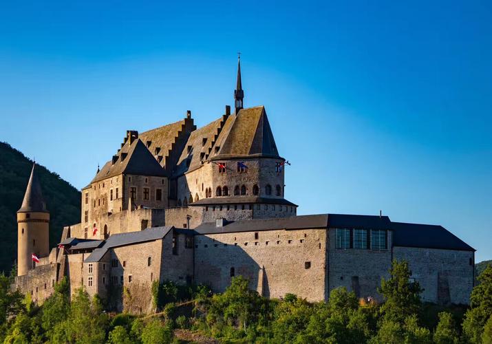 维安登城堡位于卢森堡北部山区是卢森堡大公国最著名的城堡所在小镇是