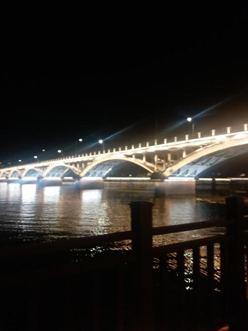 天台县南门大桥桥下热闹非凡人来人往,吃了晚饭去这里走走是不错的