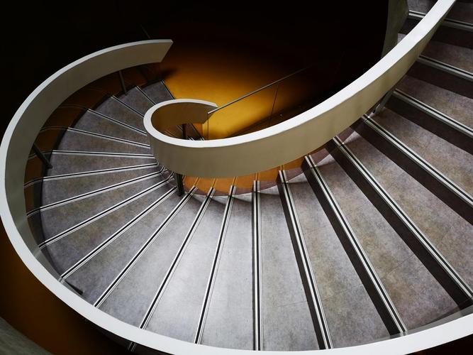 曲线构图,借楼梯自身的旋转将视角和思绪延伸