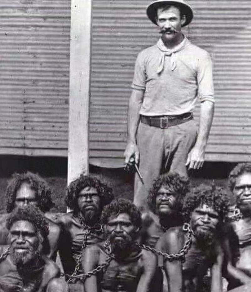 这是1883年,几名被贩卖的澳洲土著,面对镜头他们眼神空洞无神,整个人