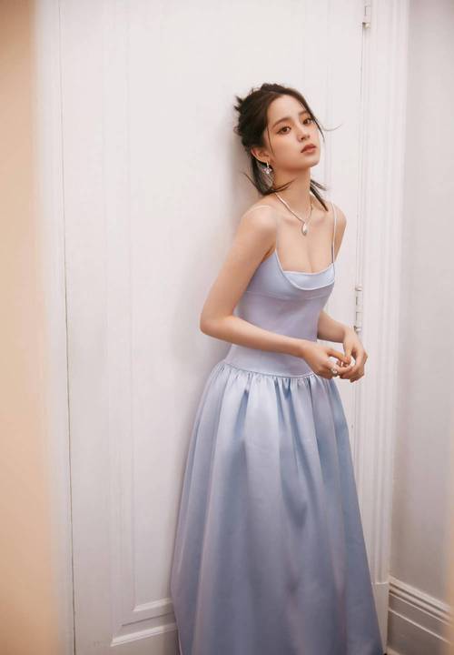 23岁欧阳娜娜近照,蓝色长裙一览无余好身材,"二次发育"很惊艳_连衣裙