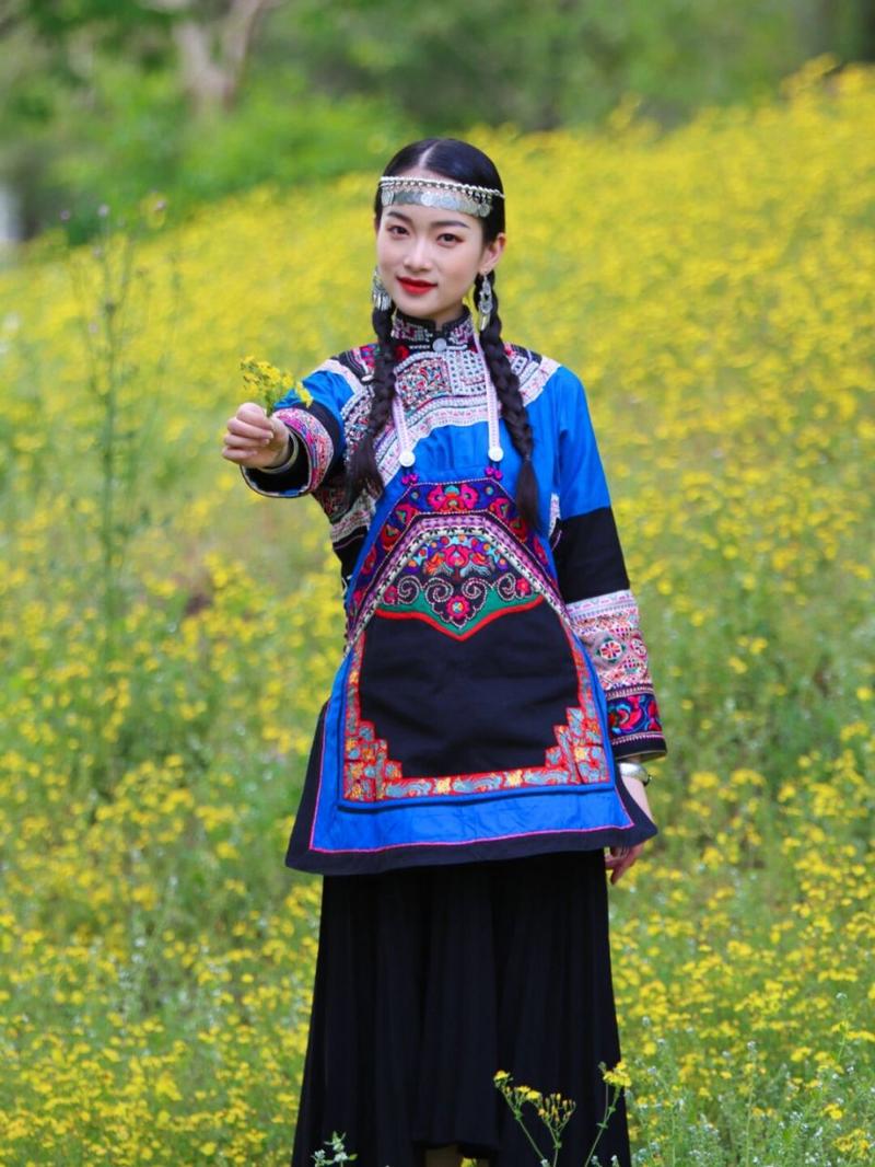 93本期服饰亦为 彝族阿哲支系老绣衣,来自云南红河哈尼族彝族自治州