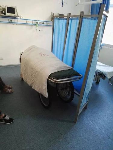 曾经活泼懂事的小男孩被白布覆盖,静静躺在金峰市二医院冰冷的病床上.