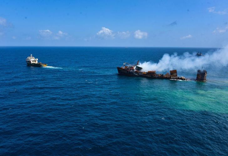 新华社照片,科伦坡,2021年6月2日斯里兰卡总统下令处理起火货船这是6