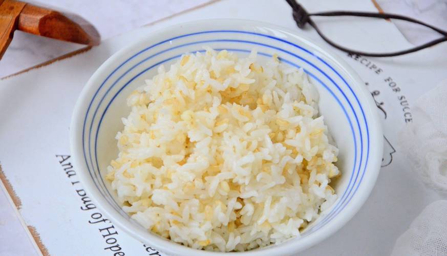 今天鱼要跟大家分享的是糙米高粱米饭,非常有营养的一款米饭,用的脱糖