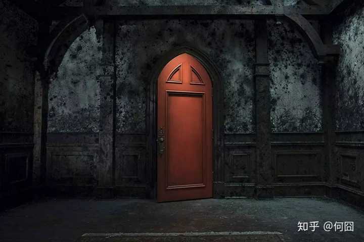 电影中这个门是通往阴间的入口,也可以说是地狱之门.