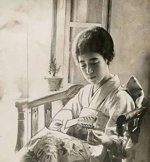 1948年,川岛芳子在北平被处决,死后手中紧握着一首绝命诗_日本_父亲