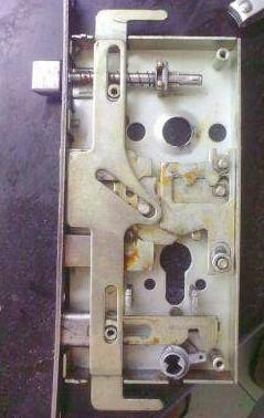 安装方法和12型防盗门锁体内部拆卸结构图,是您在维修12型防盗门锁时