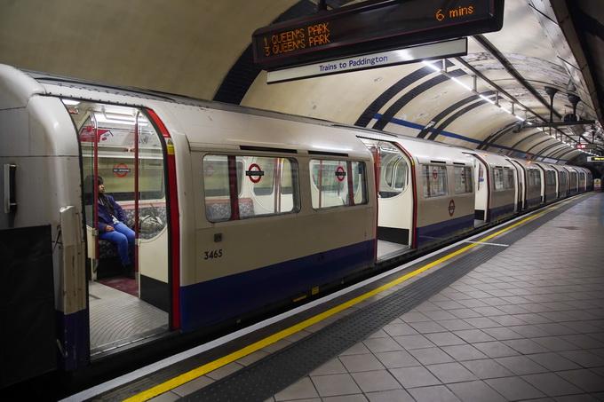 3月20日,在英国伦敦,地铁车厢内乘客稀少.图据新华社