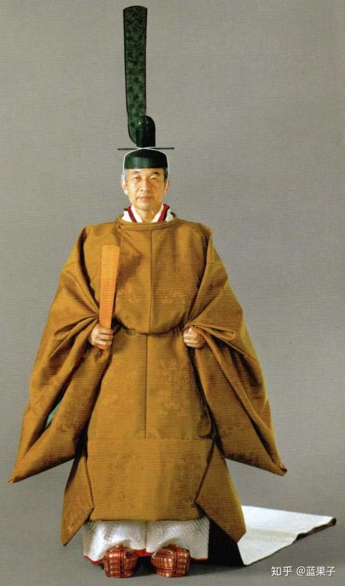 1990年,平成即位礼,现任天皇着束带黄栌染袍