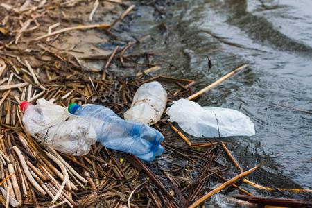 海岸上不可降解的塑料垃圾.照片
