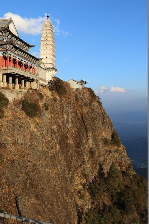 鸡足山位于云南省大理州宾川县以西30公里处,主峰天柱峰,又名金顶
