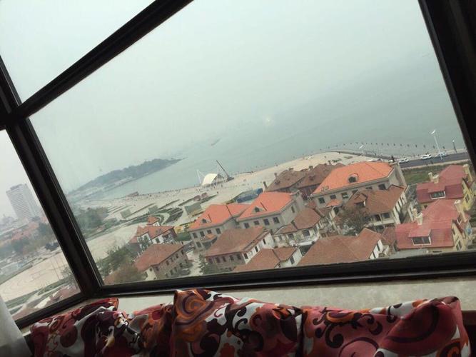 这是海边虹口酒店 海景房. 很喜欢一直坐在隔窗沙发上看蔚蓝大海.