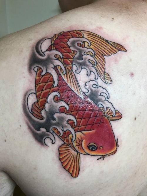 纹身红鲤鱼男生后背上彩色的鲤鱼纹身图案