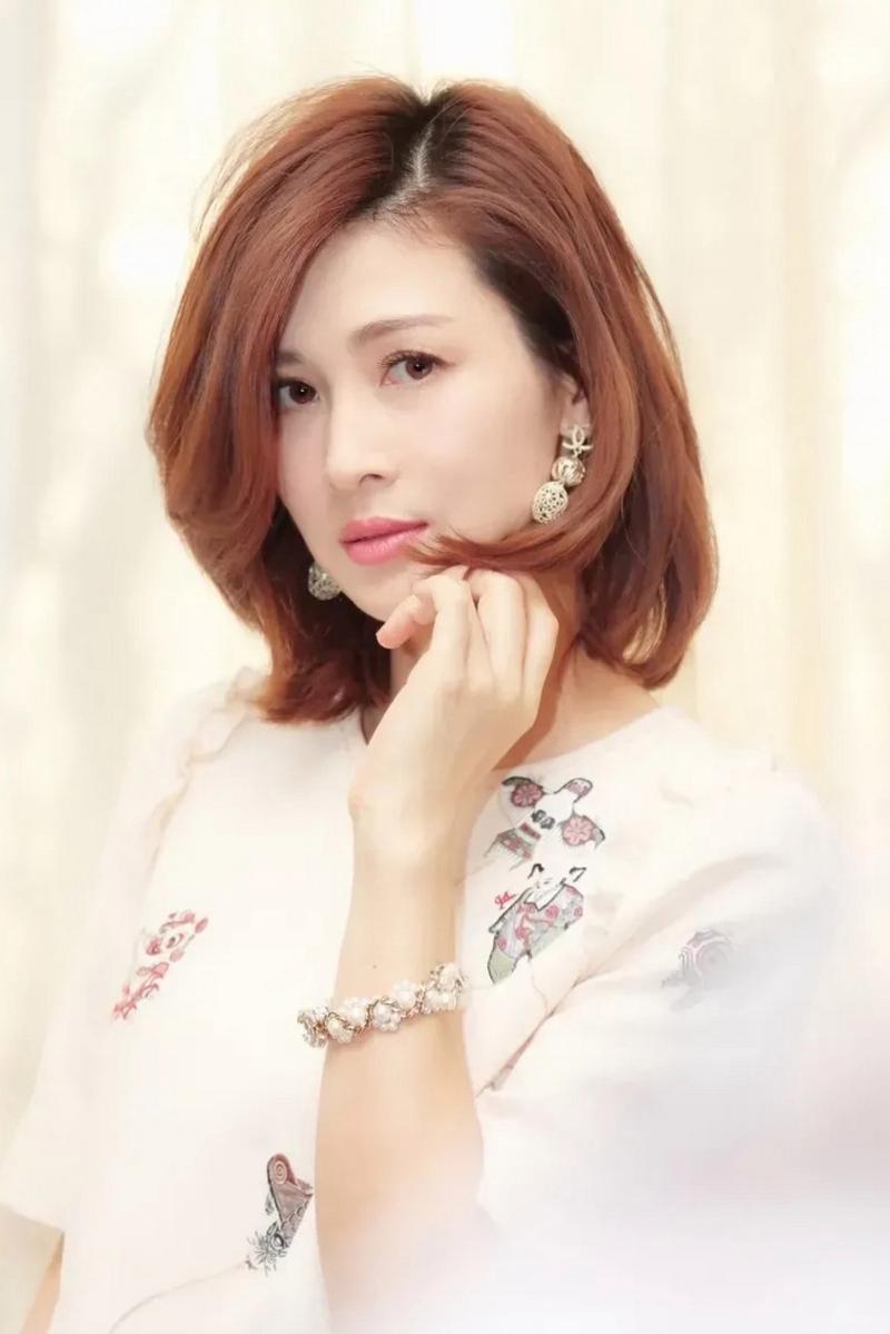 童蕾icon是一位备受瞩目的中国女演员,她以其出色的表演技巧和各种