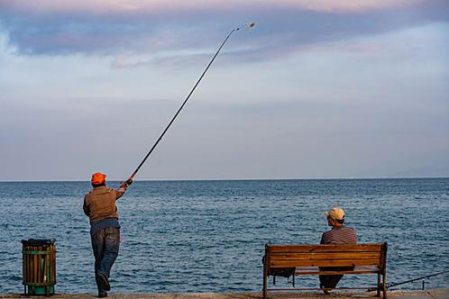 土耳其伊兹密尔海边的钓鱼人