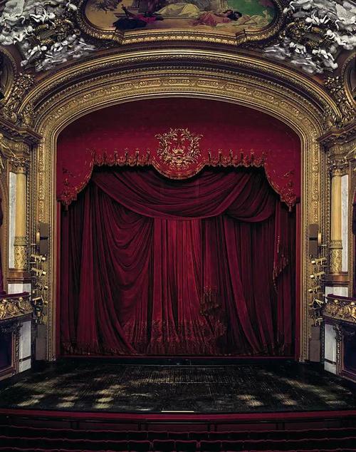 摄影师david leventi拍摄的歌剧院照片都是以舞台最中心位置作为对称
