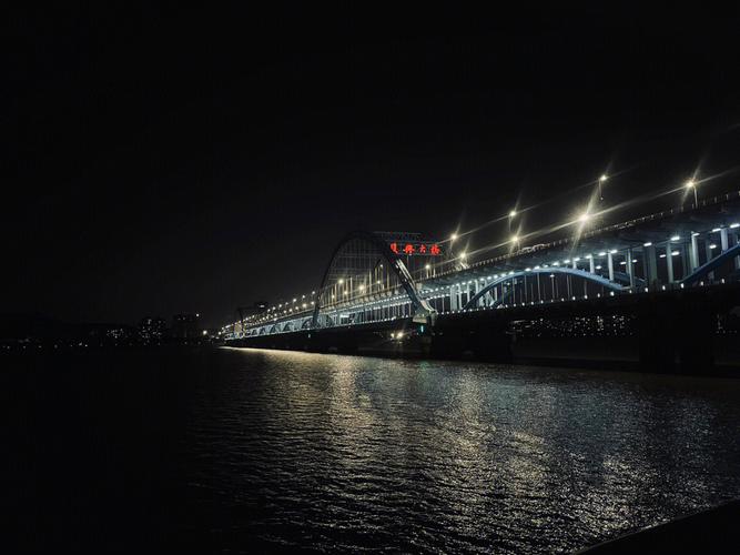 关灯的复兴大桥夜景