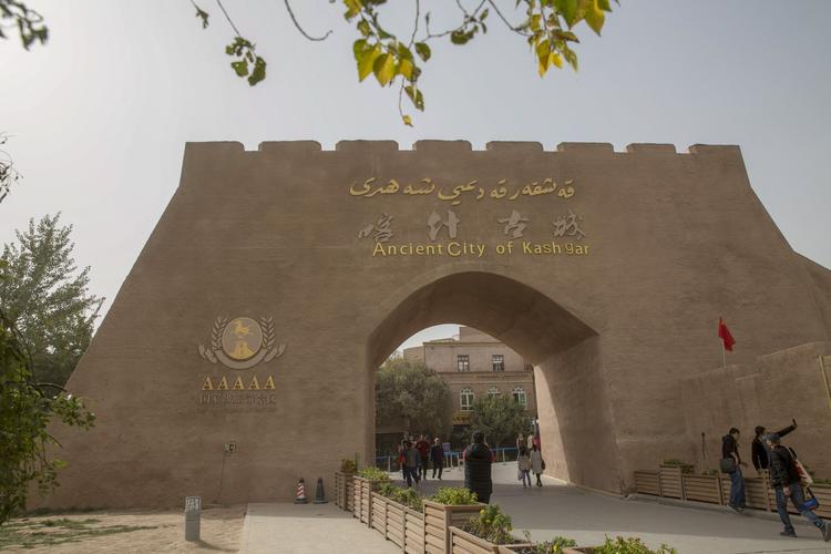 位于喀什市中心,是国家投资修复的五a级景区,面积与无锡的老城相近