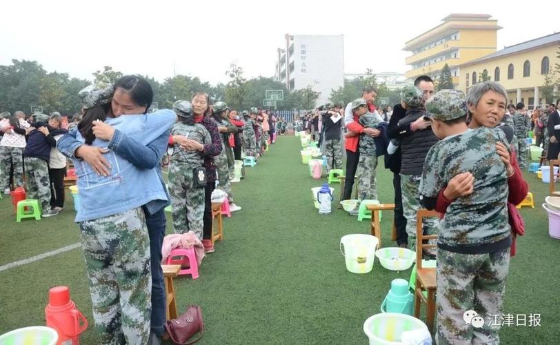 江津五中300个孩子在操场为家长洗脚