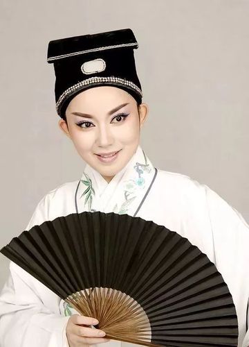 国家一级演员,尹派小生,师承著名越剧名家尹小芳,中国戏剧家协会成员.