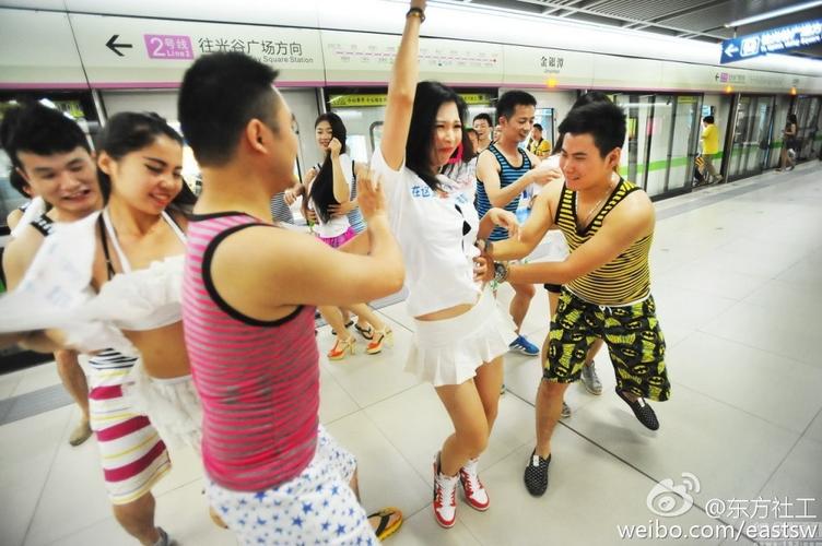 6月13日,武汉,一列装扮成海滩的列车驶入地铁2号线金银潭站,车厢内的