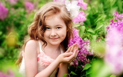 儿童女孩微笑的花-国际儿童节主题桌面壁纸