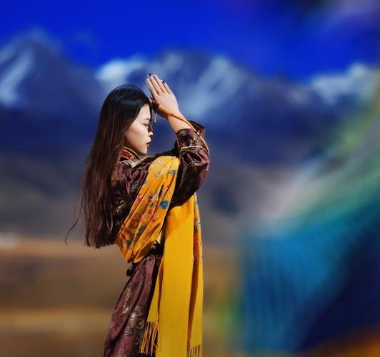西藏朝拜——藏传佛教盛行的地区信徒与教徒们一种虔诚的拜佛仪式