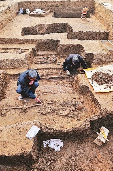 考古人员在舞阳贾湖新石器时代遗址第八次发掘现场工作.