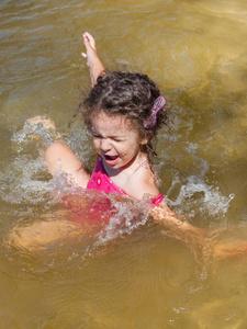 河里洗澡在河里洗澡的小女孩照片
