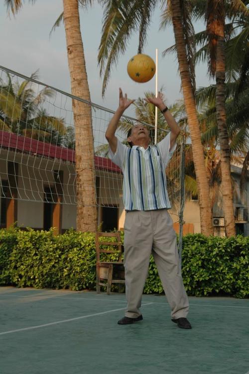 袁隆平喜欢自称为"80后""90后",他喜欢看单位的年轻后辈打气排球,不