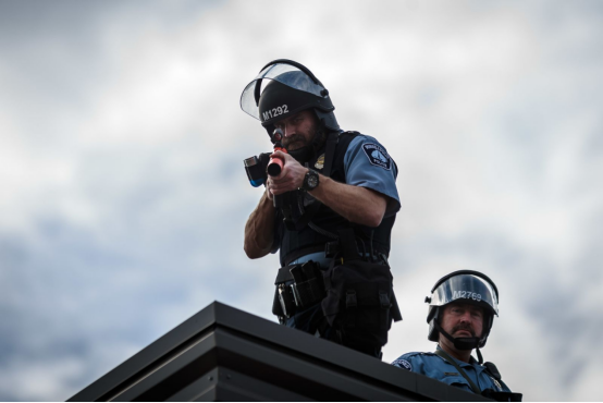 27日,明尼阿波利斯第三区警察局楼顶,两名荷枪实弹的警察将枪口瞄准
