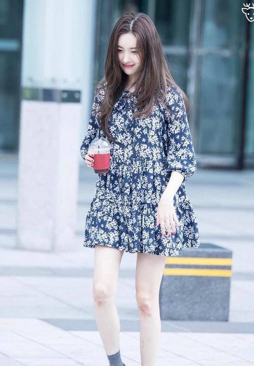 李宣美果然是韩国第一腿精,穿碎花裙身材火辣,双腿