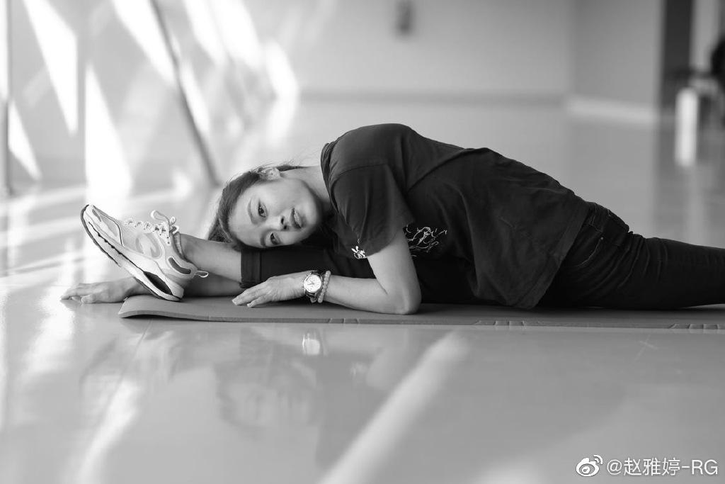 艺术体操运动员赵雅婷晒黑白风美图 做各种高难度动作柔韧性强