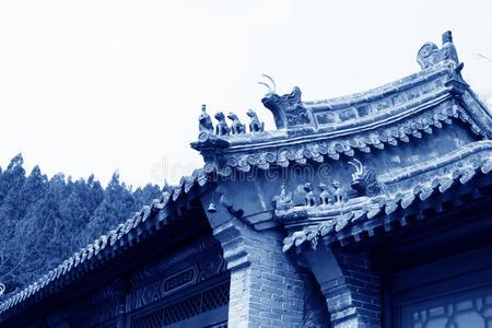 颐和园屋檐上寺庙屋檐上的野兽雕塑照片