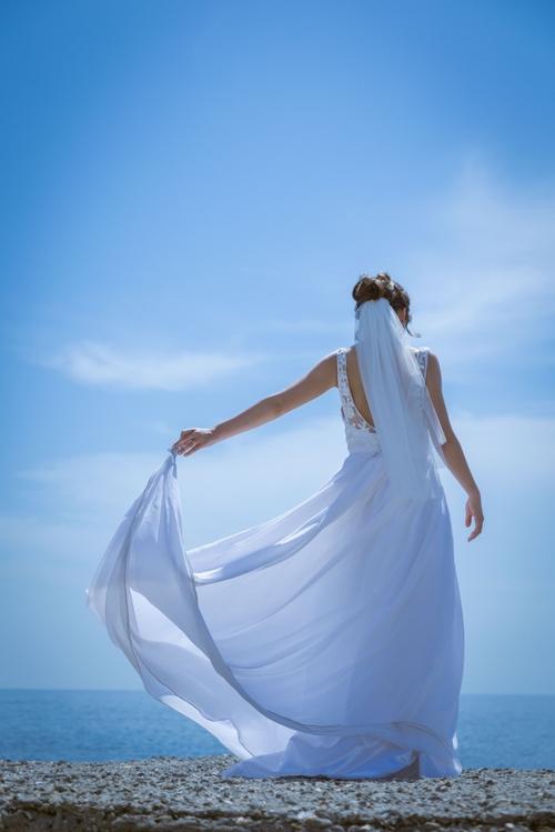 海边美女白色婚纱背影图片