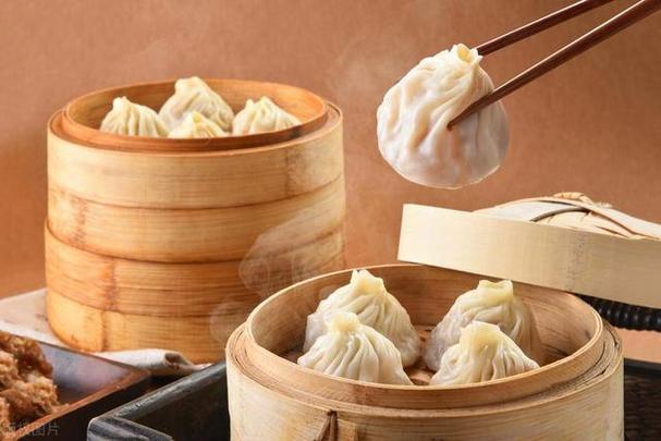 上海小笼包,这个源自中国传统的烹饪艺术品,正是如此一道令人回味无穷