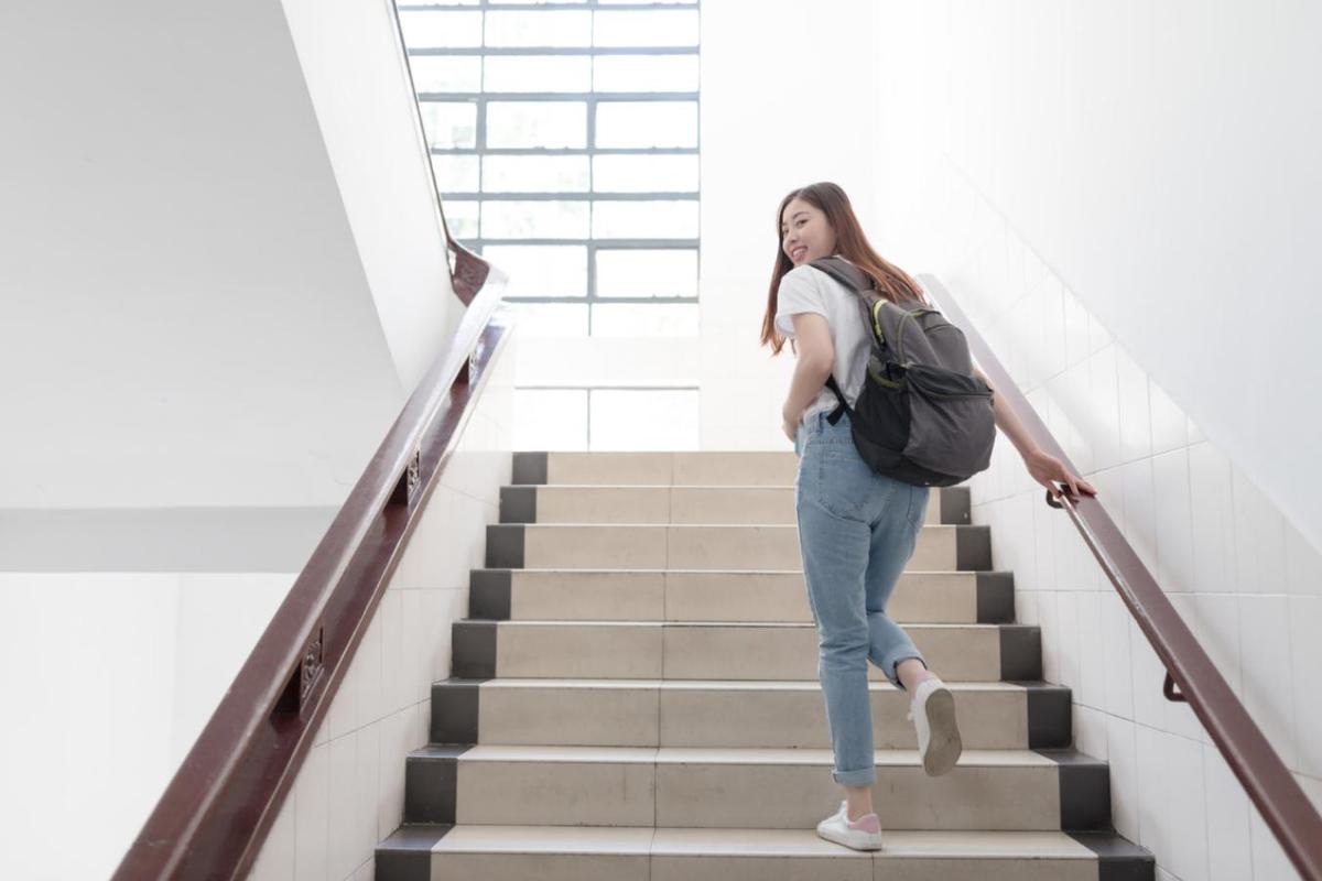 爬楼梯运动的正确方法护关节要补充氨糖软骨素